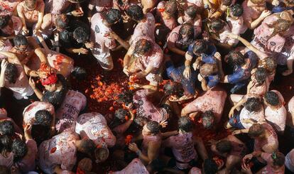 Participantes arrojan unos a otros tomates durante la fiesta de La Tomatina, celebrada en el pueblo valenciano de Buñol.