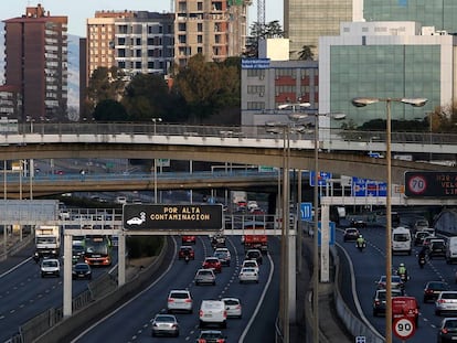 Paneles con información sobre la limitación de circulación a 70 km/h en la M-30 por la activación del protocolo por alta contaminación, en una imagen de archivo.