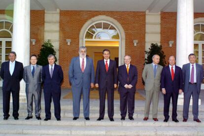 Los asistentes a la reunión posan a la entrada de La Moncloa junto a Zapatero.