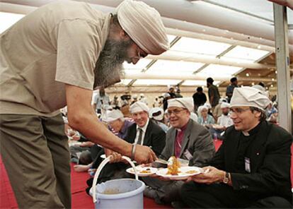 Un miembro de la comunidad sij sirve la cena vegetariana a los asistentes al Parlamento de las Religiones.