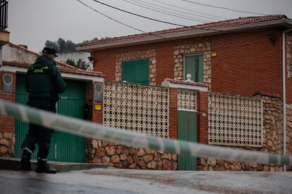 Fachada de la casa donde han hallado a tres hermanos ancianos asesinados y quemados, el 19 de enero de 2024, en Morata de Tajuña, Madrid (España).