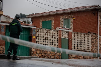 Fachada de la casa donde han hallado a tres hermanos ancianos asesinados y quemados, el 19 de enero de 2024, en Morata de Tajuña, Madrid (España).