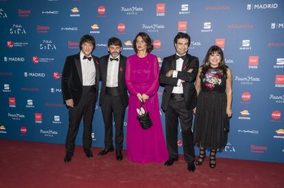 El jurado de MasterChef, Jordi Cruz, Samantha Vallejo-Nájera y Pepe Rodríguez, junto a dos de los concursantes 'celebrity' de la actual temporada, los actores Fernando Tejero y Loles León.