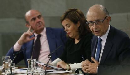 El ministro de Hacienda, Cristob&aacute;l Montoro (derecha), junto a la vicepresidenta Soraya Sa&eacute;nz Santamar&iacute;a y al ministro de Econom&iacute;aLuis de Guindos