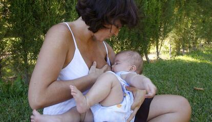 Una mujer amamanta a su hijo en Córdoba.