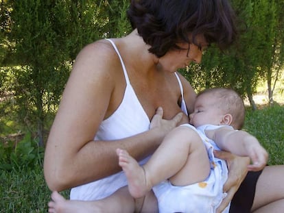 Una mujer amamanta a su hijo en Córdoba.