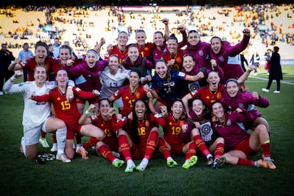 Las jugadoras de la selección de España celebran su paso a semifinales tras vencer a Países Bajos.
