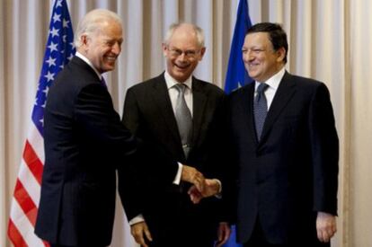 El vicepresidente de EE UU, Joe Biden, posa junto al presidente del Consejo Europeo, Herman Van Rompuy, y al presidente de la Comisión Europea, Jose Manuel Durao Barroso.