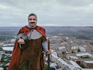 Aznar, por entonces presidente de la Junta de Castilla y León, posó para EL PAÍS disfrazado de El Cid en Castillo de Villafuerte de Esgueva (Valladolid), en el año 1987.
