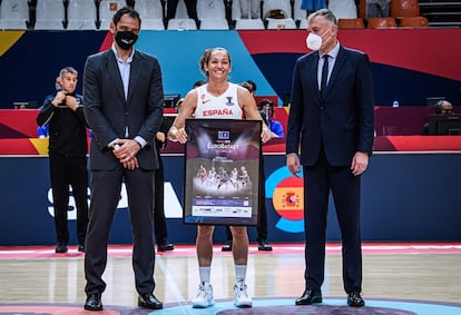 Laia Palau recibe el homenaje de la FIBA tras convertirse en la jugadora con más partidos jugados en la historia del campeonato (70) superando a la soviética Uliana Semenova, a la que, además, ha igualado en el récord de presencias en los Eurobasket (10).