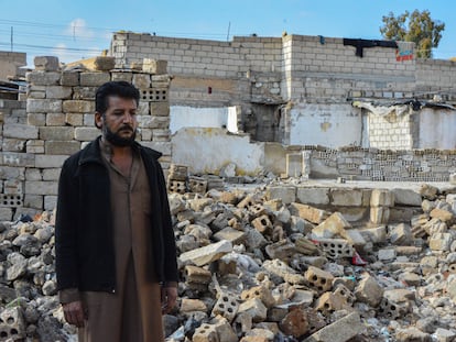 Mahmoud Mustafá, taxista de 38 años, junto a las ruinas de su antiguo hogar en la parte oriental del barrio de Gewayran, en Hasaka, noreste de Siria.