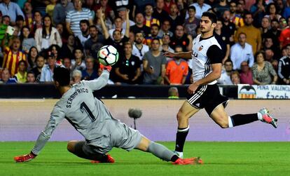 Guedes intenta superar a Sergio Rico.