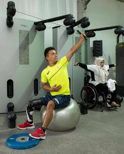 Takashi Sanada (Japón) entrenando en el gimnasio de la Villa Paralímpica.