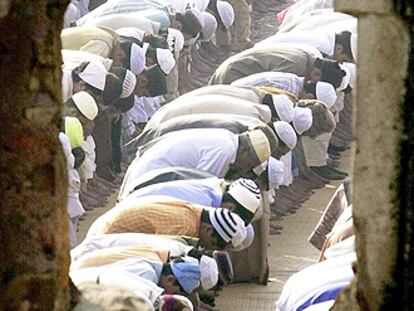 Fieles musulmanes de India rezan en una mezquita de Nueva Delhi con motivo del fin del Ramadán.