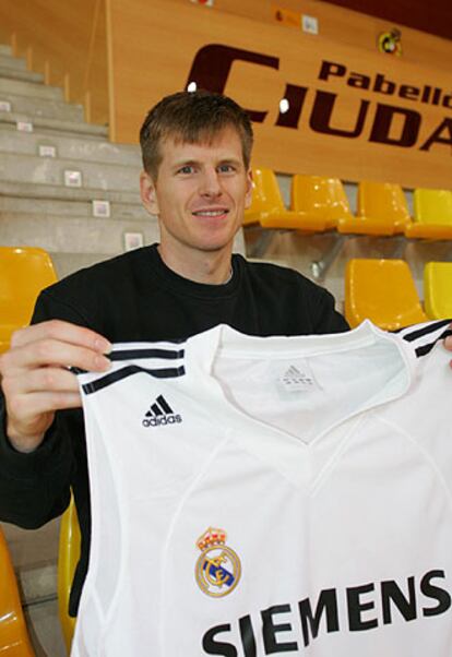 Jay Larrañaga, durante su presentación con el Madrid.