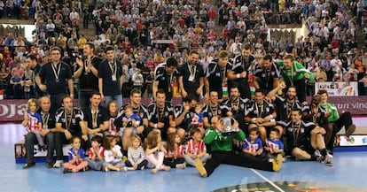 Los jugadores del Atlético celebran el título de la Copa.