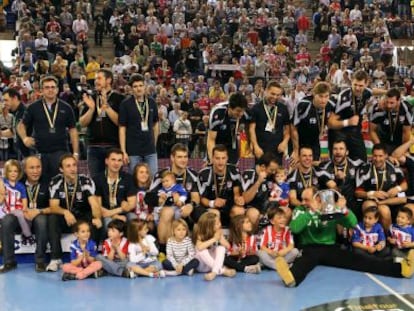 Los jugadores del Atlético celebran el título de la Copa. 