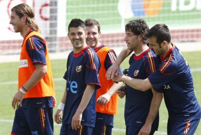 Ramos, Villa, Mata, Capdevila y Marchena, durante el entrenamiento de esta mañana.