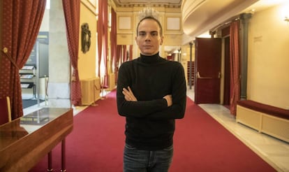 Alberto Conejero, dramaturgo y director teatral, en el teatro María Guerrero de Madrid en una imagen de archivo.