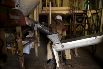 Un operario maneja una máquina de procesamiento en la fábrica de Ile-Oluji.