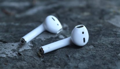 Apple AirPods en una piedra