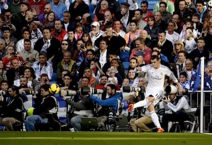 Gareth Bale pone el balón en juego desde el córner.