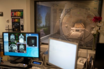 A woman with Alzheimer’s undergoes a neuroimaging scan at the CIEN Foundation.