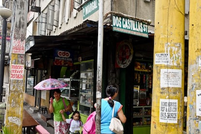 Cruce de las calles Dos Castillas y P. Margall, en Manila. En los anuncios e papel figura un 'tubero', denominación local de los fontaneros.
