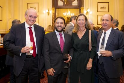 Jesús Remón, socio de Uría Menéndez, Carlos García-León, director de Legal Reputation, Blanca Narváez, presidenta de Fundación Mutualidad Abogacía, y Miguel Klingenberg, director general de Asuntos Legales de Repsol  
