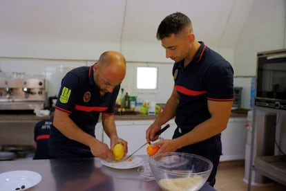 Bomberos de Huelva sacando cáscaras de limón y naranja