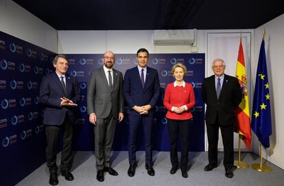 Pedro Sánchez (centro) junto a su ministro de Exteriores, Josep Borrell (derecha), el presidente del Consejo Europeo, Charles Michel (segundo por la izquierda), la presidenta de la Comisión Europea, Ursula von der Leyen (segunda por la derecha) y el presidente del Parlamento Europeo, David Sassoli (izquierda). 