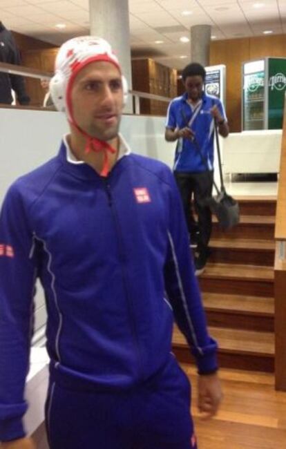 Djokovic, con un gorro de waterpolista