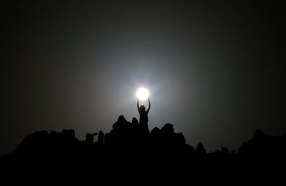 Una multitud disfruta del solsticio de verano en el observatorio megalítico de Kokino, cerca de Kumanovo, Macedonia.