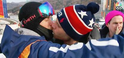 Momento del beso entre Gus Kenworthy y su novio.