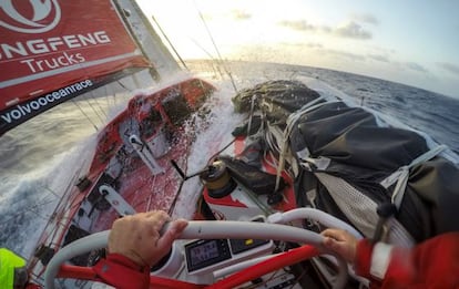 El Dongfeng Race Team navega hacia Newport