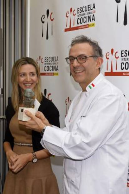 El cocinero italiano Massimo Bottura (d), tras recibir de manos de la consejera de Cultura y Turismo de la Junta de Castilla y León, Alicia García (i), el XVI Premio Amanita, que reconoce la excelencia en la gastronomía elaborada a partir de las setas, hoy en Valladolid.