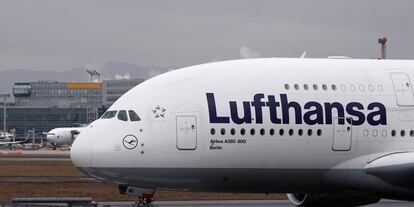 Un avión de la aerolínea alemana Lufthansa, en el aeropuerto de Fráncfort.