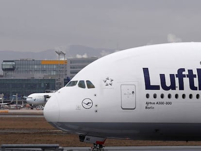 Un avión de la aerolínea alemana Lufthansa, en el aeropuerto de Fráncfort.