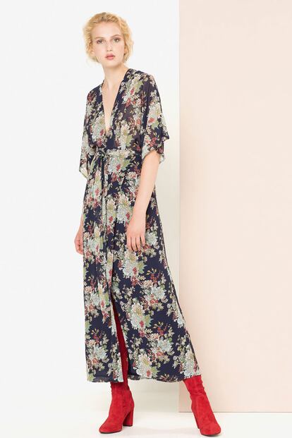 Vestido largo cruzado de estampado oriental. Es de Uterqüe y cuesta 125 euros.