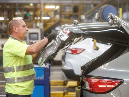 Un trabajador en un vehículo de la fábrica de Ford en Almussafes, Valencia