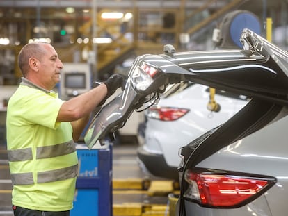 Un operador trabaja en un vehículo de la fábrica de Ford en Almussafes (Valencia), el pasado 24 de octubre.