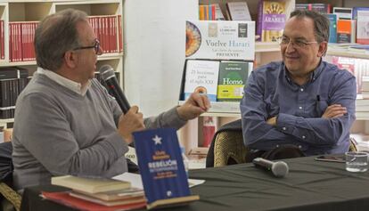 Josep Cuní (esq.) i Lluís Bassets en la presentació del llibre.