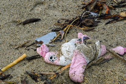 Restos de la embarcación tras el naufragio en una playa cerca de Cutro, en el sur de Italia, este lunes.