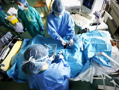 Los estudiantes de medicina y los MIR aprenden la parte práctica del título en los hospitales.