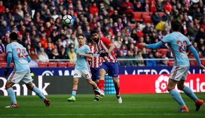 El jugador del Atlético de Madrid, Diego Costa, durante el partido ante el Celta.