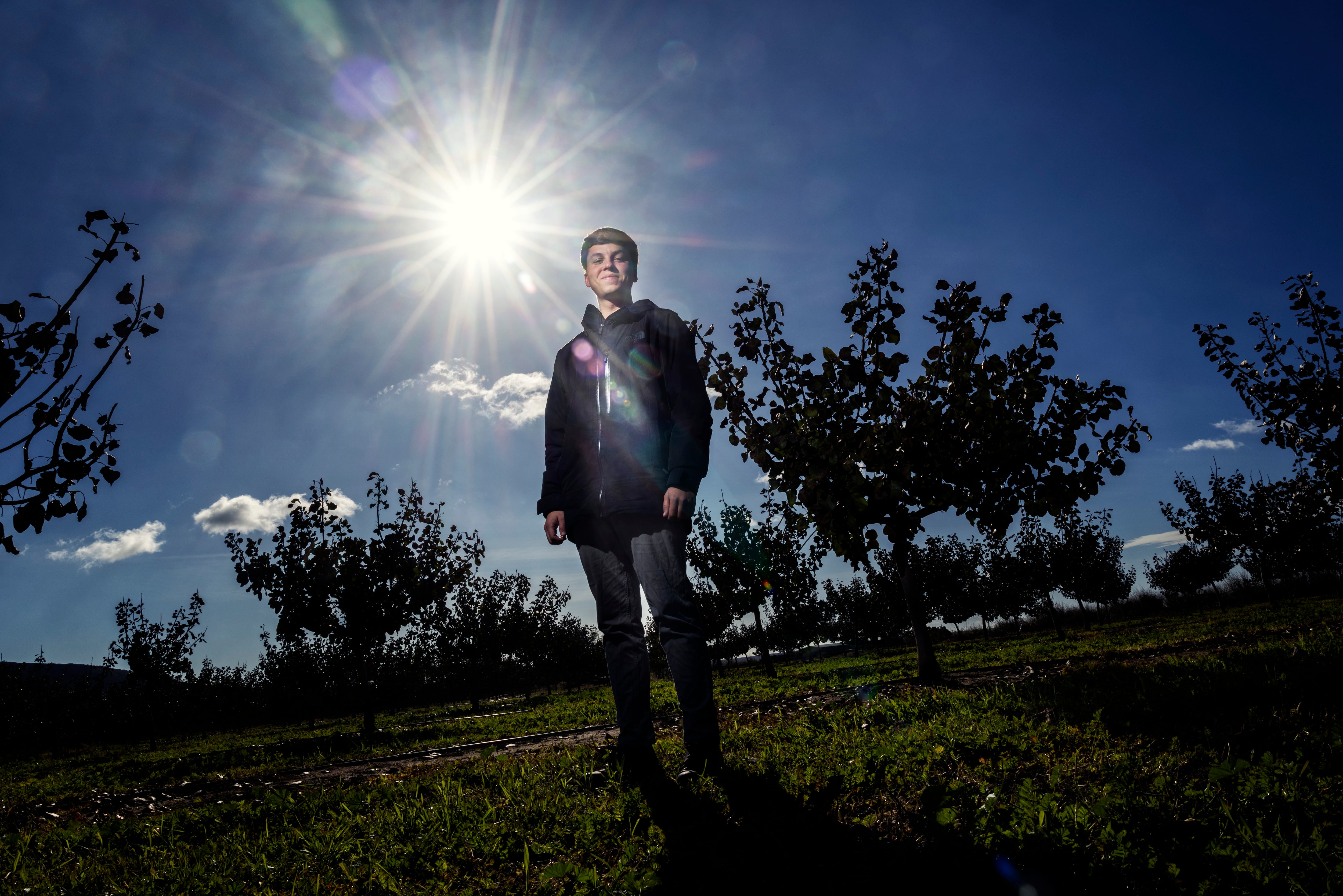 Javier Aguilar, joven agricultor en su campo de pistachos cerca de Mérida, Badajoz.