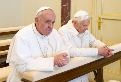 Tras saludarse en el helipuerto de la residencia pontificia de Castel Gandolfo, Francisco y Benedicto XVI se han dirigido a la capilla para rezar juntos.