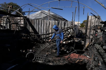 Un palestino mira un lugar atacado por colonos israelíes, en el pueblo de Yinsafut, en Cisjordania, este martes.