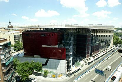 Una vista de la ampliación del Museo Nacional Reina Sofía, con el edificio Nouvel (salas de exposiciones, auditorios, biblioteca) y, al fondo, el edificio Sabatini.