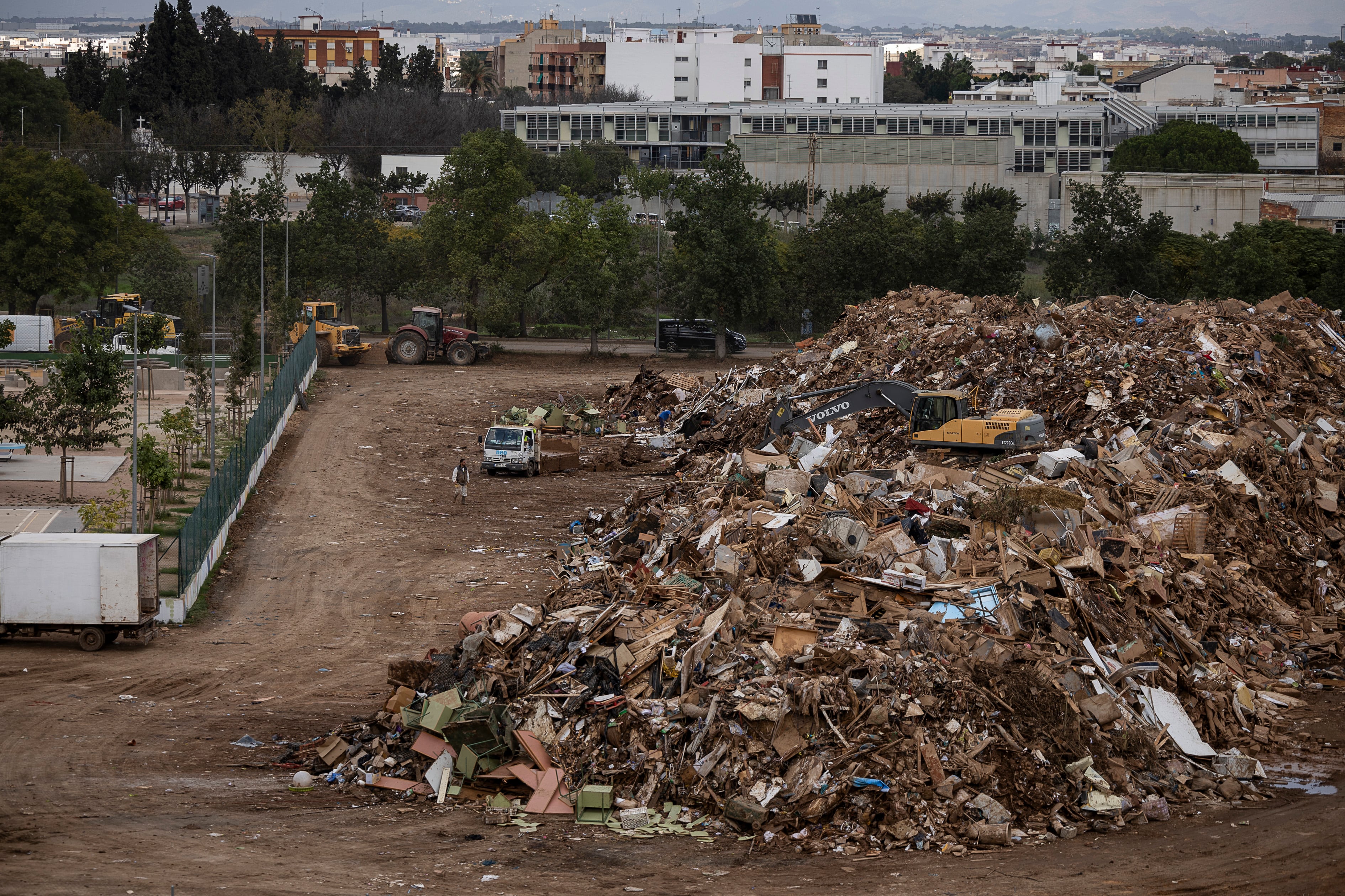 Una montaña de escombros con los objetos que los vecinos de Aldaia han retirado de sus casas en los últimos días.